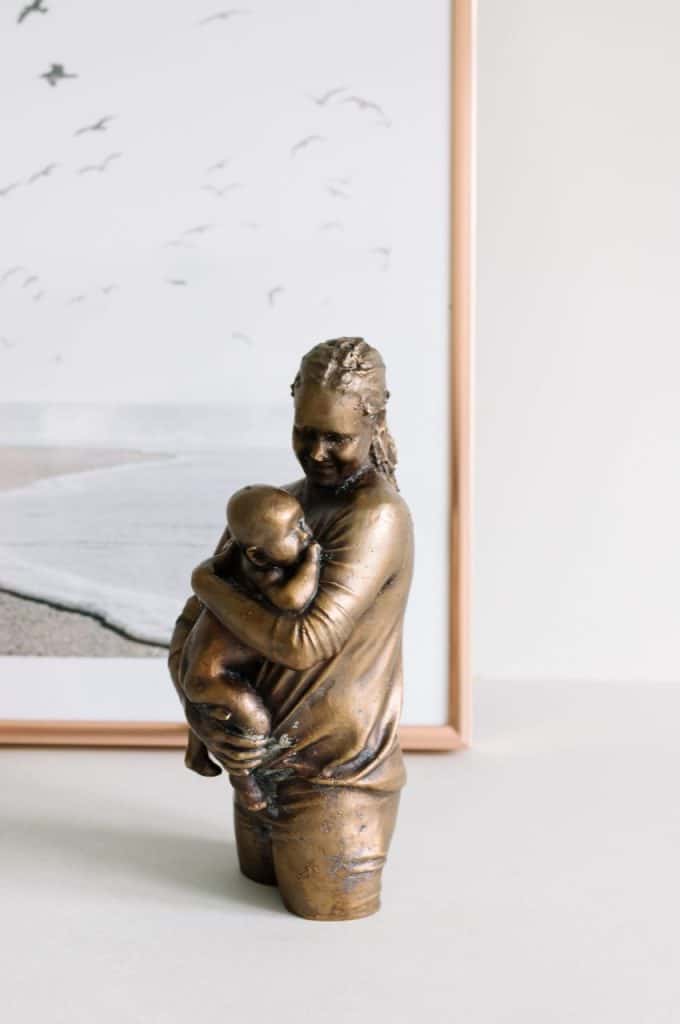Motivatie output Mechanisch Bronzen beeldje van moeder en kind
