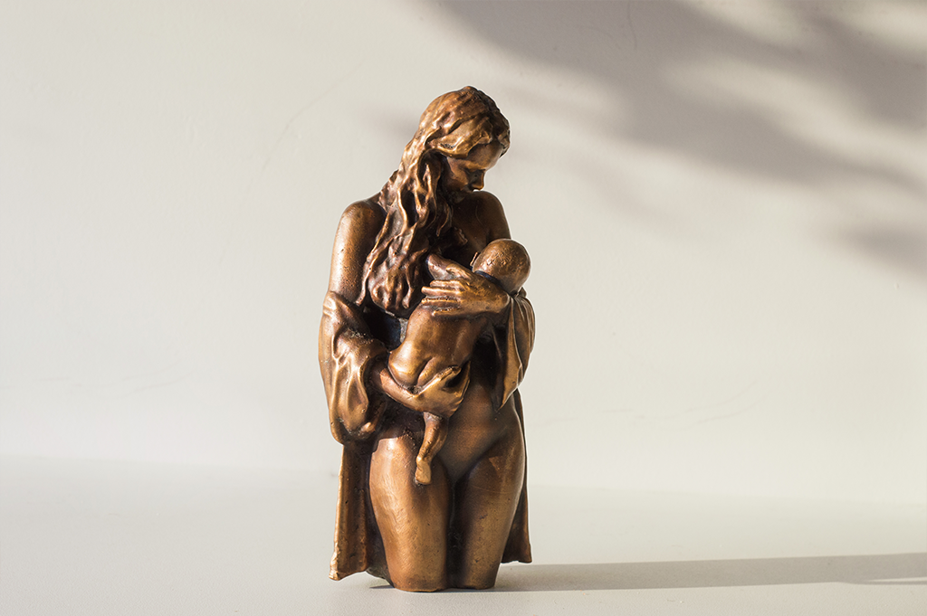 gegoten brons moeder en kind beeld borstvoeding
