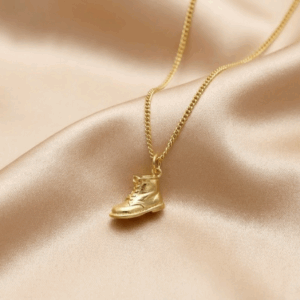 Eerste schoentje bedel aan ketting